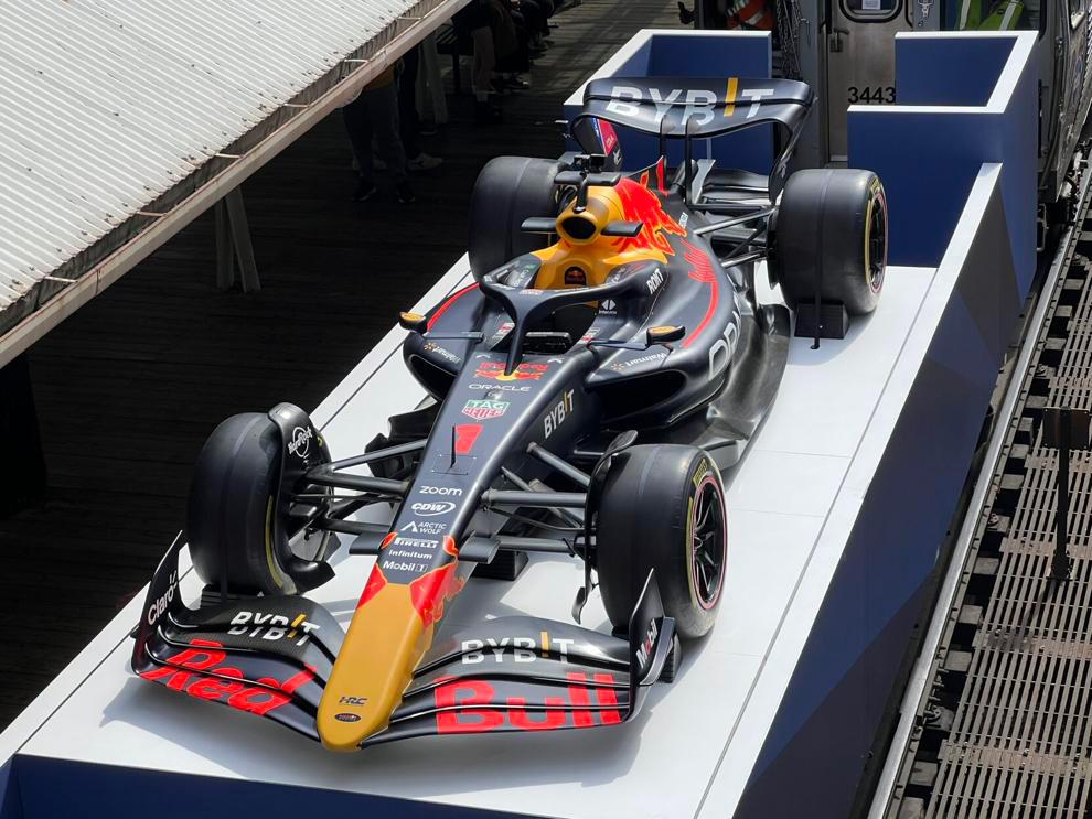 Red Bull's F1 car rides atop the 'L' train in Chicago