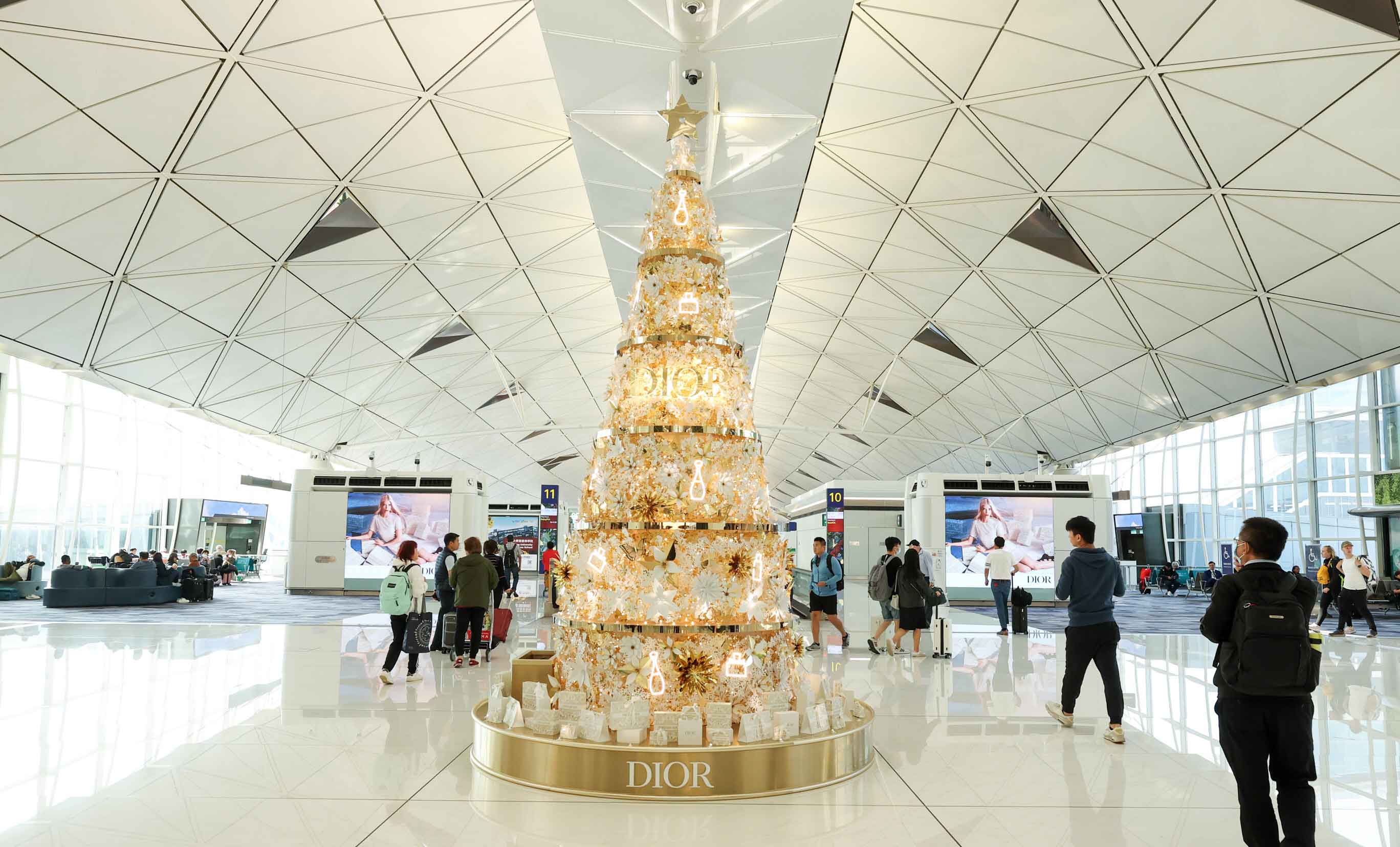 Dior at Hong Kong international airport- Attractive display 
