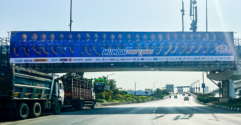  striking gantry ad promoting the team for the upcoming IPL