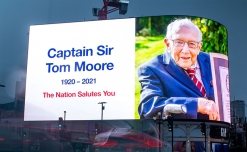 Piccadilly Lights pays tribute to Captain Sir Tom Moore