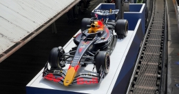 Red Bull’s F1 car rides atop the ‘L’ train in Chicago