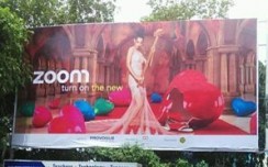 Zoom TV projects big picture on Mumbai streets