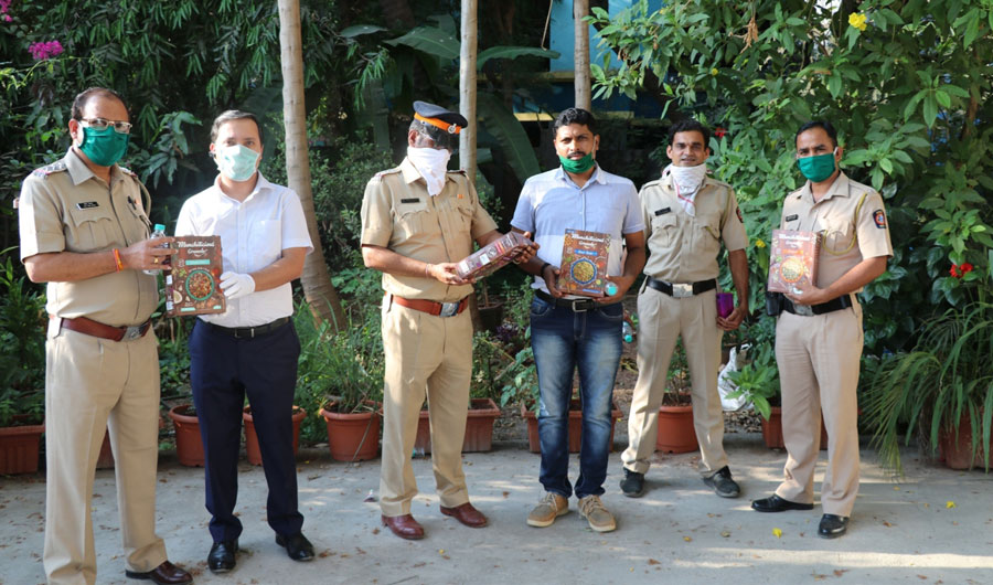 COVID relief: Mumbai Police receive 6,000 healthy nutrient-rich Munchilicious Granola packs from Rohit Mohan Pugalia, Promoter & CEO, SOCH Foods LLP (in white shirt)