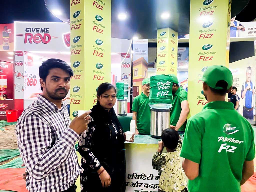 People drinking pudding hara fizz at their booth