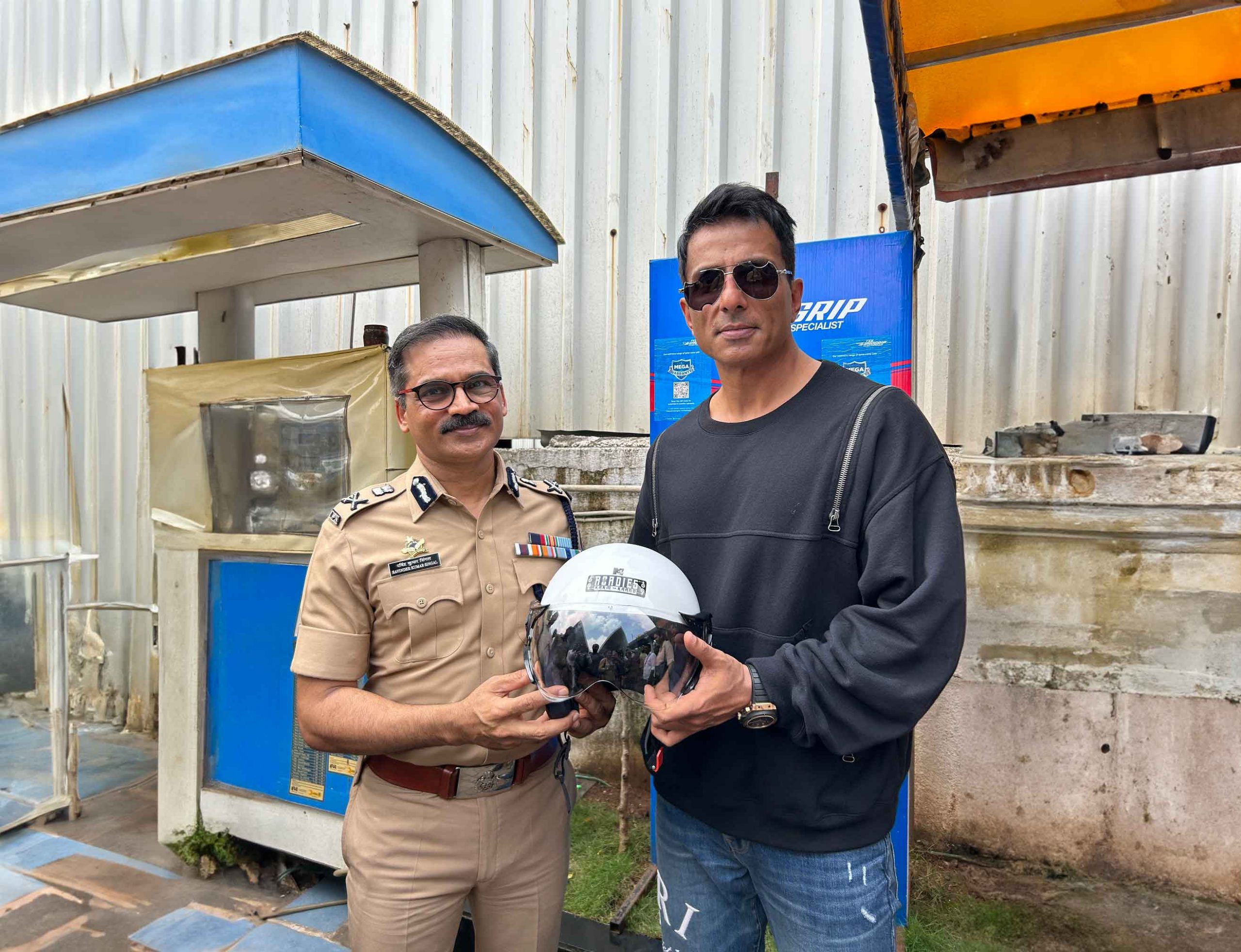 Dr Ravinder Singal, Additional Director General of Police (ADGP) of Maharashtra Highway Traffic Police with actor Sonu Sood