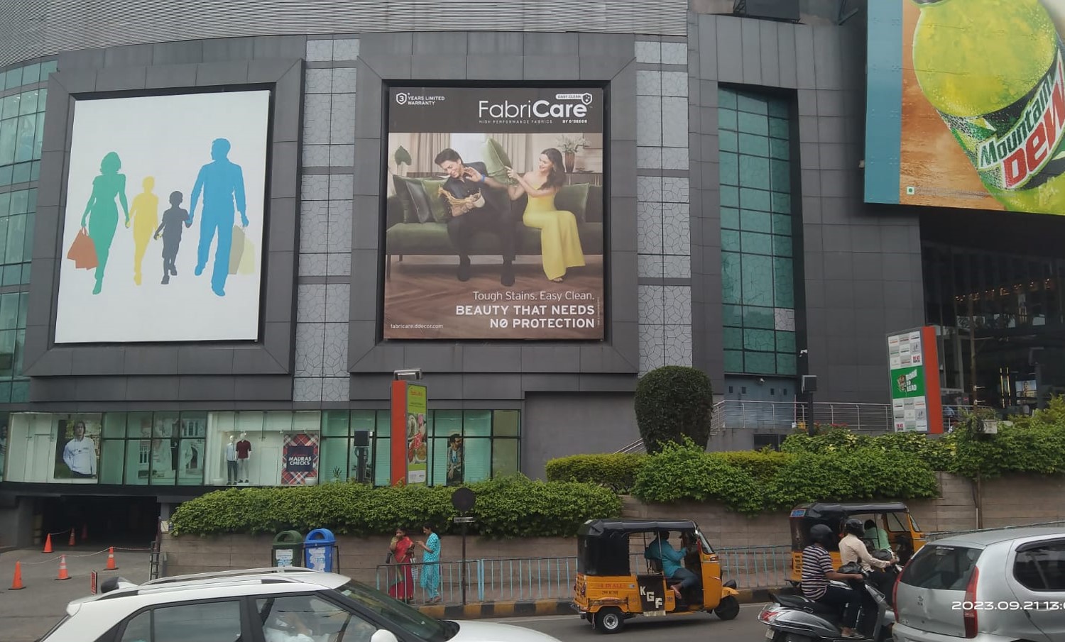 D'decor OOH campaign: feat Shahrukh Khan and Aliya Bhatt on Mall